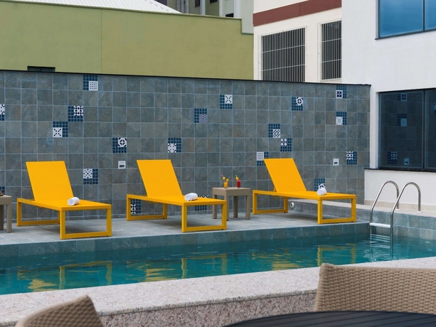 Imagen de la piscina del Hotel Novotel Itajai. Foto 19