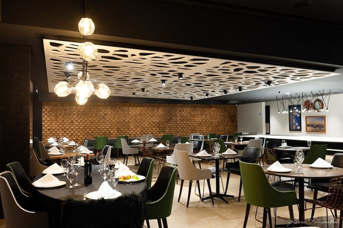 Imagen del bar/restaurante del Hotel Novotel Itajai. Foto 2