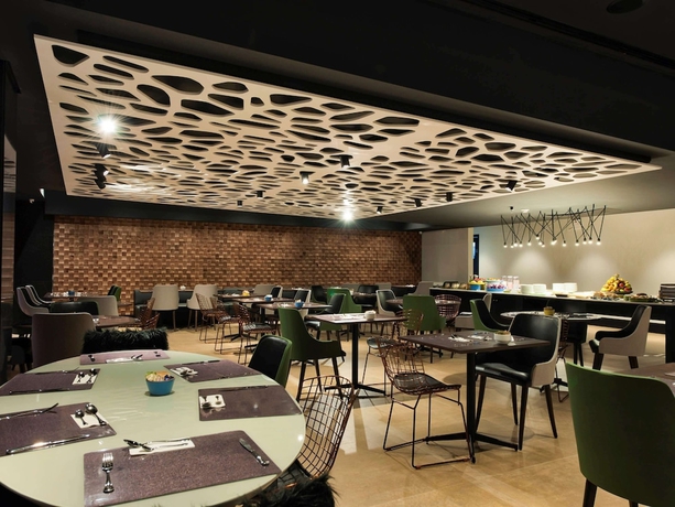 Imagen del bar/restaurante del Hotel Novotel Itajai. Foto 3