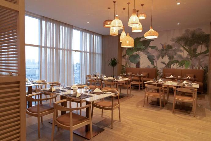 Imagen del bar/restaurante del Hotel Novotel Jumeirah Village Triangle. Foto 2