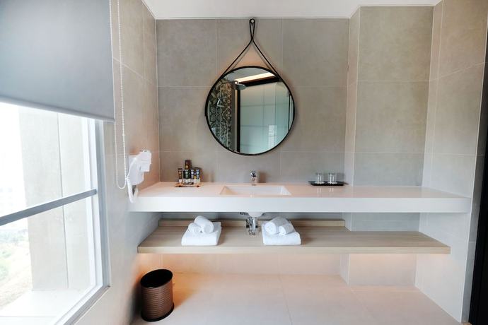 Imagen de la habitación del Hotel Novotel Karawang. Foto 18