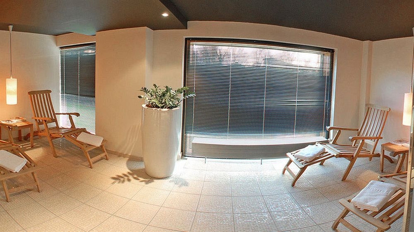 Imagen de la piscina del Hotel Novotel Karlsruhe City. Foto 15