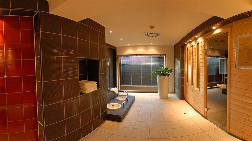 Imagen de la piscina del Hotel Novotel Karlsruhe City. Foto 16