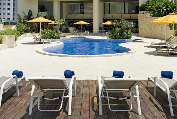 Imagen de la piscina del Hotel Novotel Kuala Lumpur City Centre. Foto 14