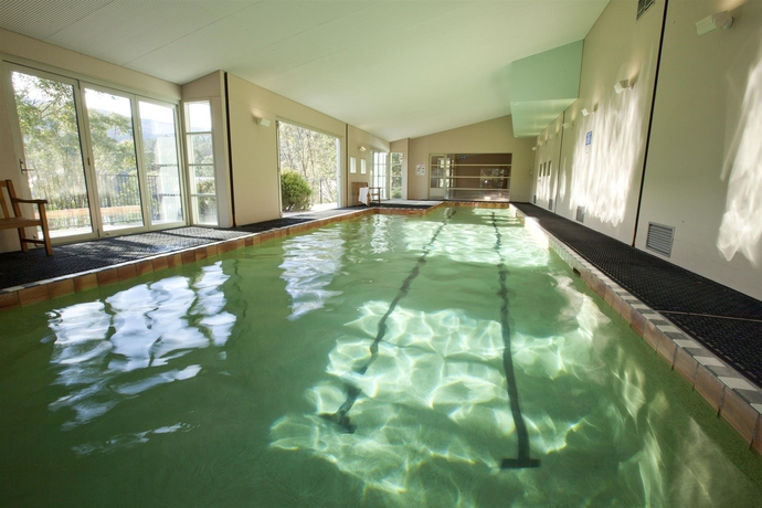 Imagen de la piscina del Hotel Novotel Lake Crackenback Resort and Spa. Foto 16