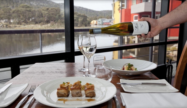 Imagen del bar/restaurante del Hotel Novotel Lake Crackenback Resort and Spa. Foto 8