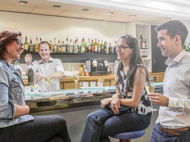 Imagen del bar/restaurante del Hotel Novotel Le Mans. Foto 5