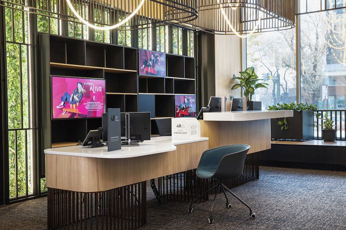 Imagen de los interiores del Hotel Novotel Living Almaty Jetisu. Foto 19