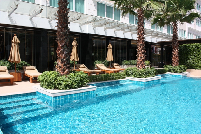 Imagen de la piscina del Hotel Novotel Living Bangkok Sukhumvit Legacy. Foto 14