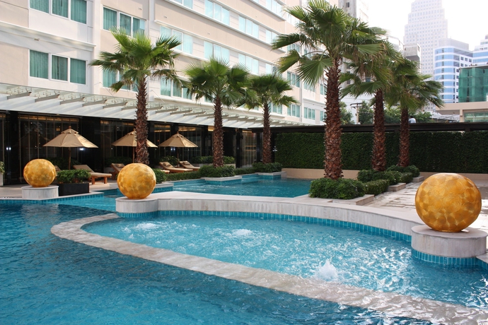 Imagen de la piscina del Hotel Novotel Living Bangkok Sukhumvit Legacy. Foto 15