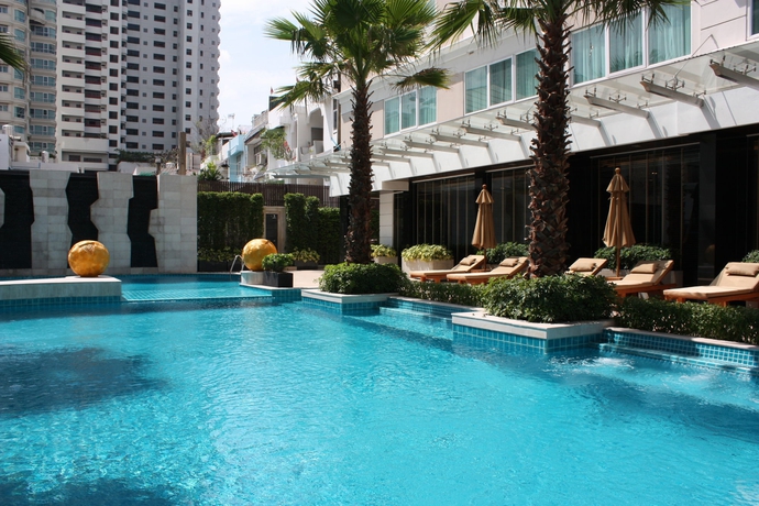 Imagen de la piscina del Hotel Novotel Living Bangkok Sukhumvit Legacy. Foto 16