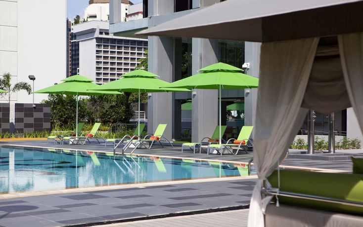 Imagen de la piscina del Hotel Novotel Living Singapore Orchard. Foto 15