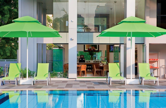 Imagen de la piscina del Hotel Novotel Living Singapore Orchard. Foto 16