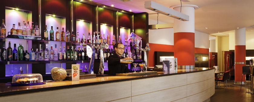 Imagen del bar/restaurante del Hotel Novotel London Bridge. Foto 4