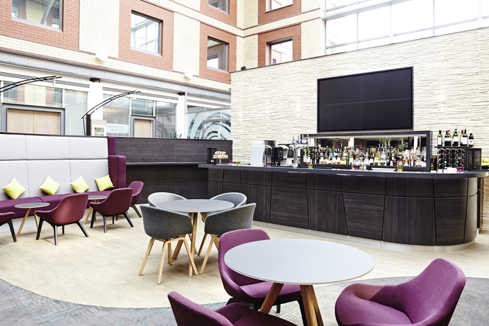 Imagen del bar/restaurante del Hotel Novotel London Heathrow Airport - M4 Jct 4 Hotel. Foto 8