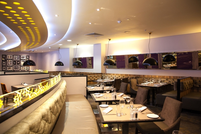 Imagen del bar/restaurante del Hotel Novotel London West. Foto 2
