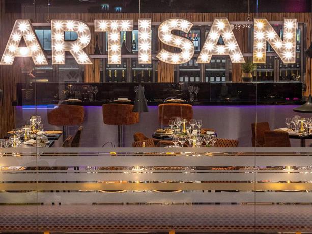 Imagen del bar/restaurante del Hotel Novotel London West. Foto 2