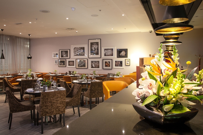 Imagen del bar/restaurante del Hotel Novotel London West. Foto 4