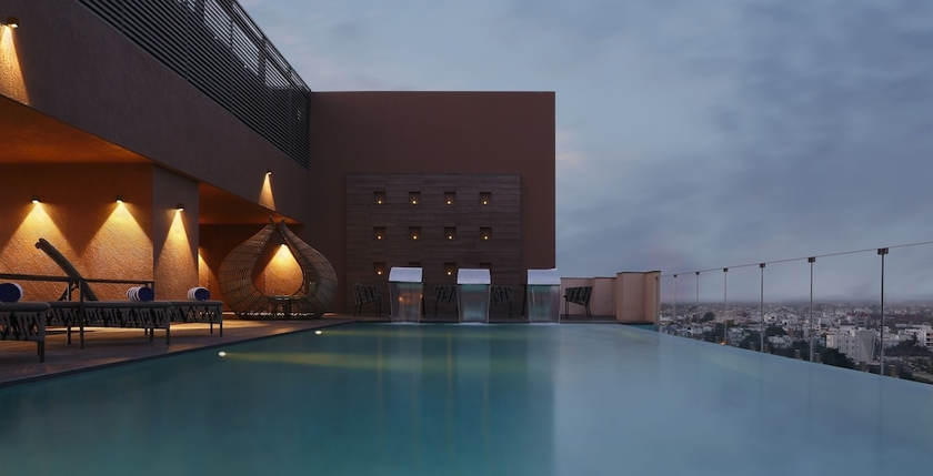 Imagen de la piscina del Hotel Novotel Lucknow Gomti Nagar. Foto 18