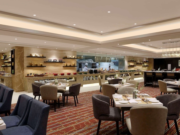 Imagen del bar/restaurante del Hotel Novotel Lucknow Gomti Nagar. Foto 2