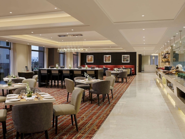 Imagen del bar/restaurante del Hotel Novotel Lucknow Gomti Nagar. Foto 3