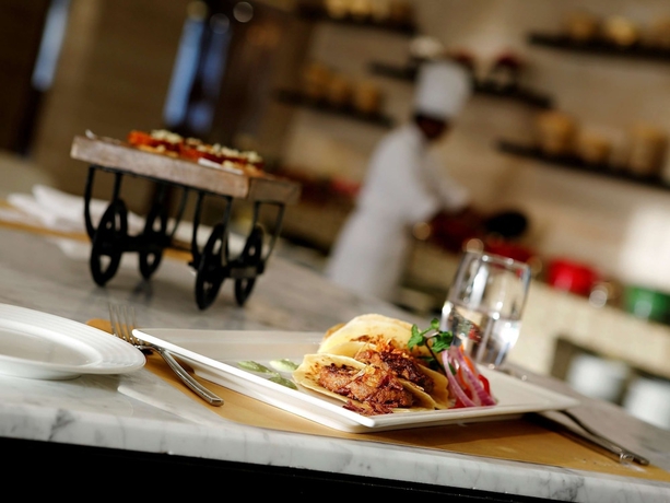 Imagen del bar/restaurante del Hotel Novotel Lucknow Gomti Nagar. Foto 4