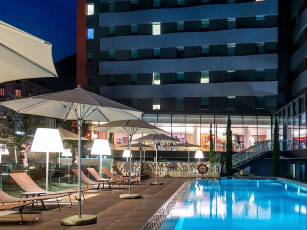 Imagen de la piscina del Hotel Novotel Lugano Paradiso. Foto 16