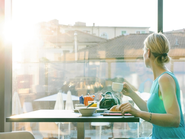 Imagen del bar/restaurante del Hotel Novotel Lugano Paradiso. Foto 6