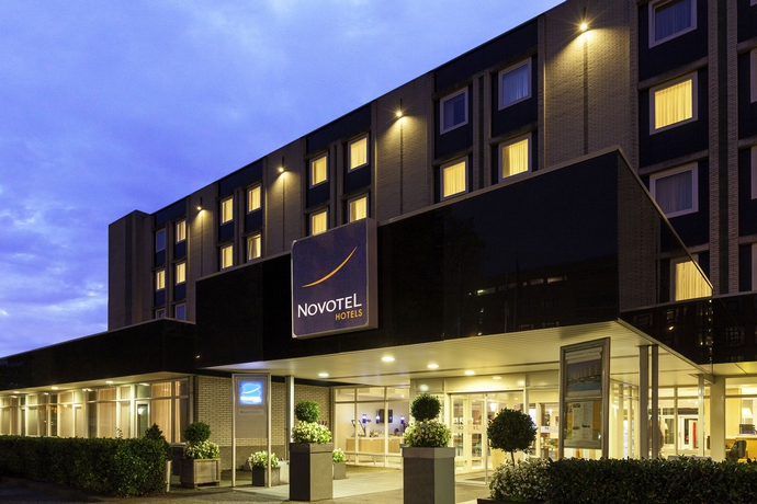 Imagen de la piscina del Hotel Novotel Maastricht. Foto 14