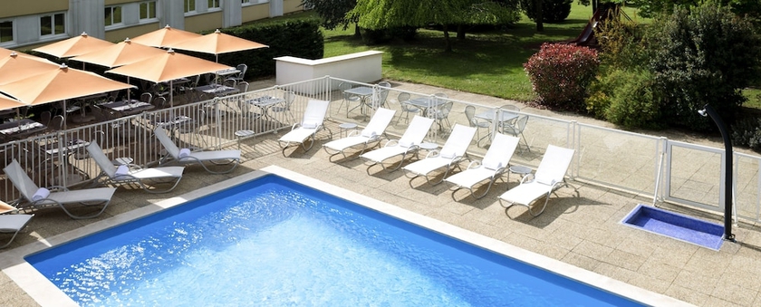 Imagen de la piscina del Hotel Novotel Macon Nord Autoroute du Soleil. Foto 17