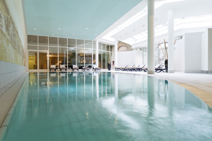 Imagen de la piscina del Hotel Novotel Mainz. Foto 16