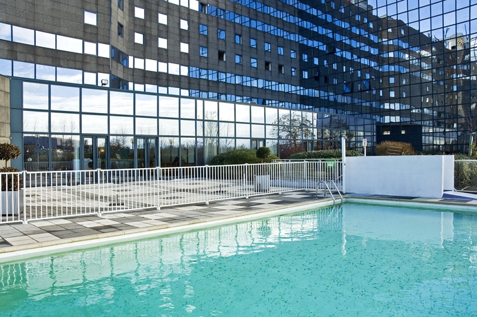 Imagen de la piscina del Hotel Novotel Marne La Vallée Noisy le Grand. Foto 16