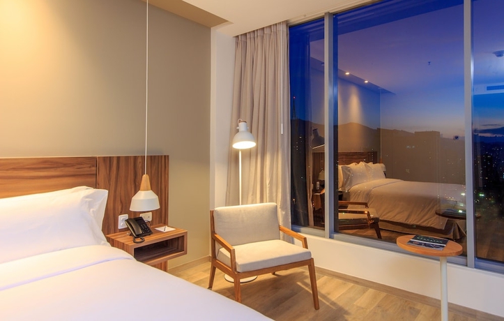 Imagen de la habitación del Hotel Novotel Medell&iacute;n El Tesoro. Foto 12