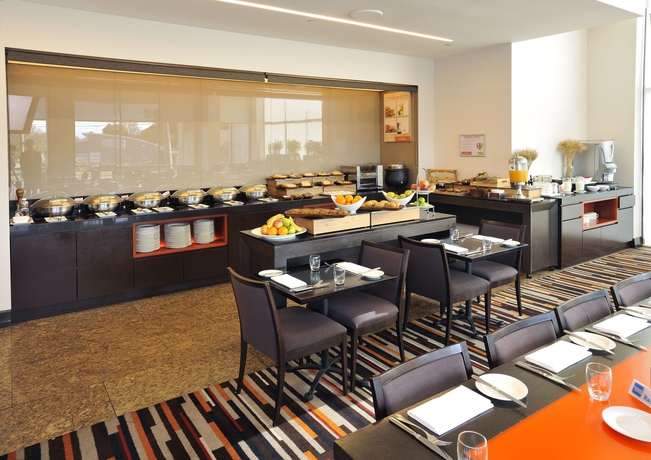 Imagen del bar/restaurante del Hotel Novotel Melbourne Glen Waverley. Foto 2