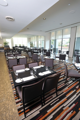 Imagen del bar/restaurante del Hotel Novotel Melbourne Glen Waverley. Foto 3