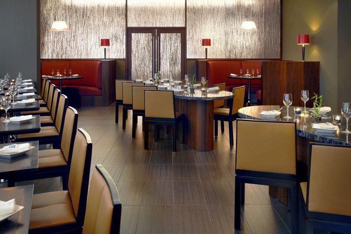 Imagen del bar/restaurante del Hotel Novotel Montreal Aeroport. Foto 2