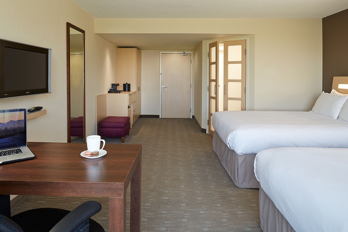 Imagen de la habitación del Hotel Novotel Montreal Aeroport. Foto 5