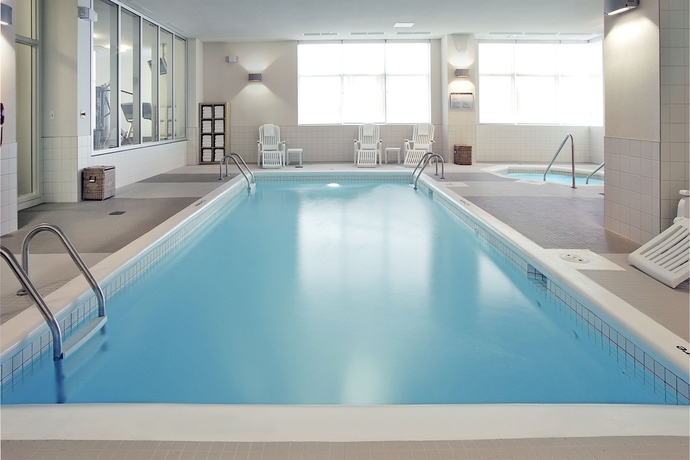 Imagen de la piscina del Hotel Novotel Montreal Aeroport. Foto 16