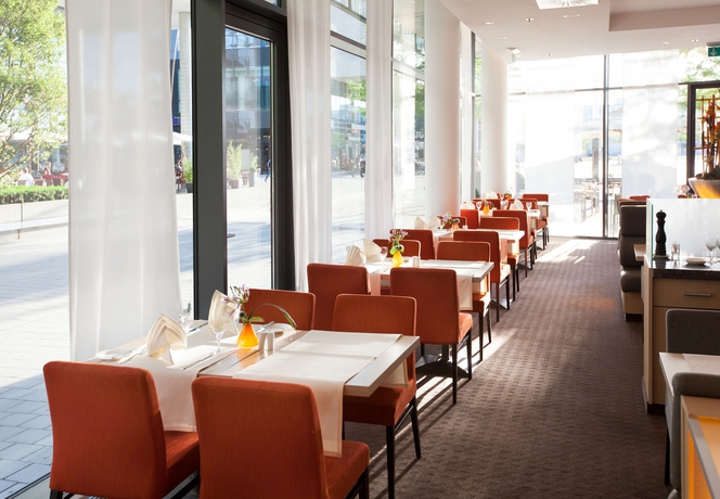 Imagen del bar/restaurante del Hotel Novotel Muenchen Messe. Foto 3