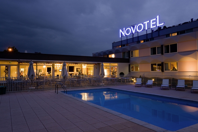 Imagen de la piscina del Hotel Novotel Mulhouse Bâle Fribourg. Foto 12