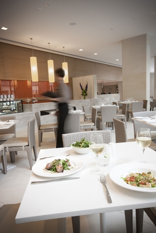 Imagen del bar/restaurante del Hotel Novotel Newcastle Beach. Foto 3