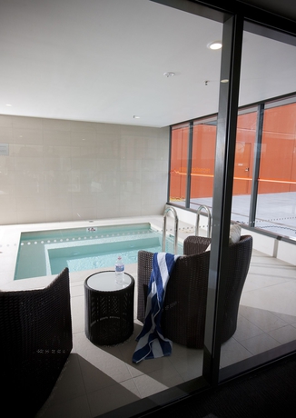 Imagen de la piscina del Hotel Novotel Newcastle Beach. Foto 16