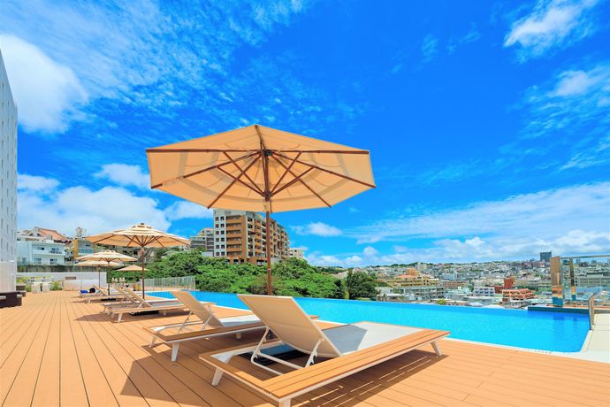 Imagen de la piscina del Hotel Novotel Okinawa Naha. Foto 15