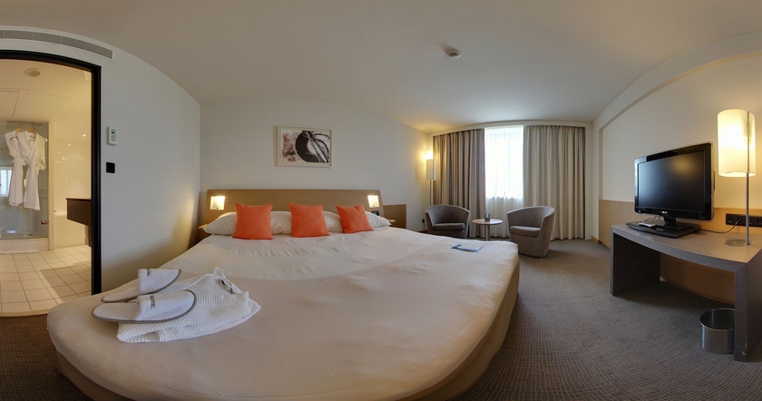 Imagen de la habitación del Hotel Novotel Paris Roissy CDG Convention. Foto 8