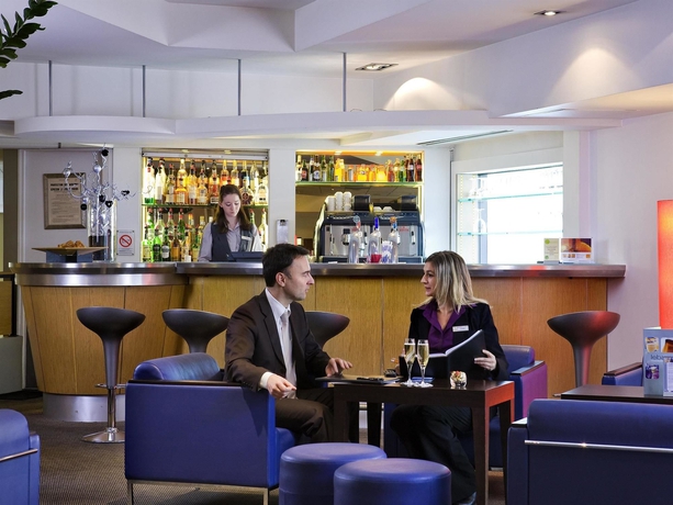 Imagen del bar/restaurante del Hotel Novotel Paris Rueil Malmaison. Foto 6