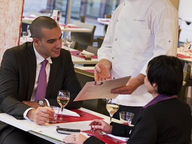 Imagen del bar/restaurante del Hotel Novotel Paris Saclay. Foto 11