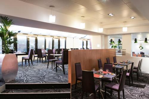 Imagen del bar/restaurante del Hotel Novotel Paris Suresnes Longchamp. Foto 3