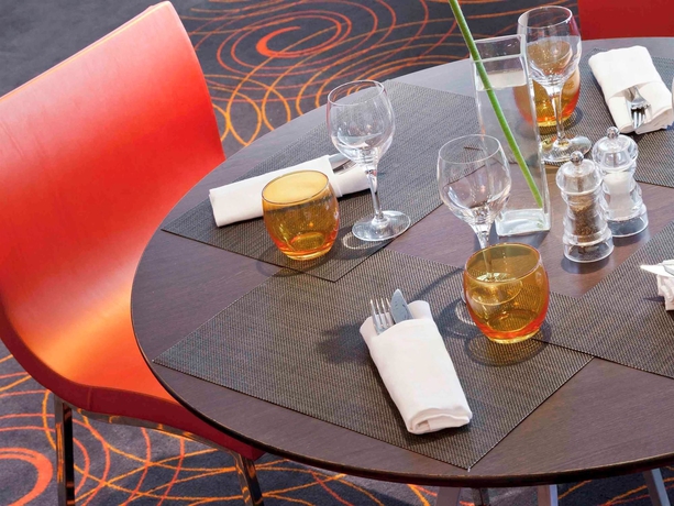 Imagen del bar/restaurante del Hotel Novotel Paris la Defense Esplanade. Foto 7