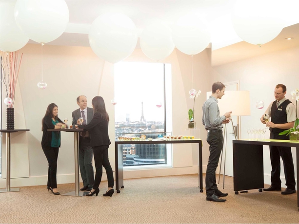 Imagen del bar/restaurante del Hotel Novotel Paris la Defense Esplanade. Foto 8