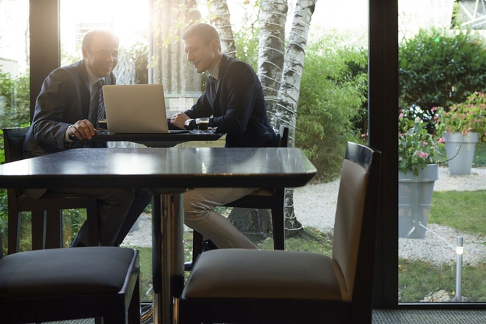 Imagen del bar/restaurante del Hotel Novotel Paris la Defense Esplanade. Foto 9